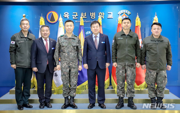 [영광=뉴시스] 강종만 전남 영광군수(오른쪽 세 번째)가 15일 육군 최대의 군사전문 교육시설인 상무대(尙武臺)를 방문,  박원호 육군보병학교장과  군 간부 숙소를 영광으로 이전하는 방안을 협의한 후 기념촬영을 하고 있다. (사진=영광군 제공) 2023.02.17. photo@newsis.com