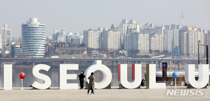 [서울=뉴시스] 조수정 기자 = 17일 서울 여의도 한강공원 '아이서울유'(I·SEOUL·U)' 조형물 앞에서 시민들이 기념사진을 찍고 있다. 서울시는 새로운 브랜드 개발에 따라 기존 브랜드 '아이서울유'(I·SEOUL·U)' 조형물을 18일부터 3월까지 모두 철거한다고 밝혔다. 2023.02.17. chocrystal@newsis.com