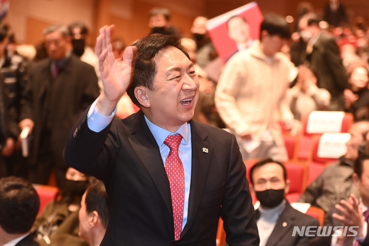 [화성=뉴시스] 김종택 기자 = 김기현 국민의힘 당대표 후보가 17일 경기도 화성시 유앤아이센터에서 열린 화성 갑을병 당원교육에 참석해 당원들에게 인사하고 있다. 2023.02.17. jtk@newsis.com