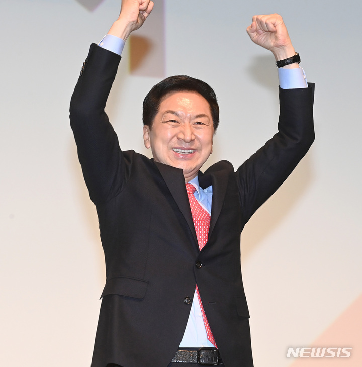 [화성=뉴시스] 김종택 기자 = 김기현 국민의힘 당대표 후보가 17일 경기도 화성시 유앤아이센터에서 열린 화성 갑을병 당원교육에 참석해 당원들에게 인사하고 있다. 2023.02.17. jtk@newsis.com