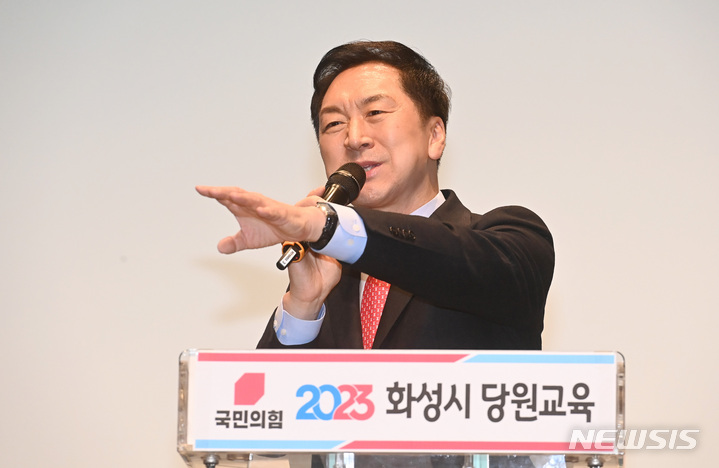 [화성=뉴시스] 김종택 기자 = 김기현 국민의힘 당대표 후보가 17일 오후 경기도 화성시 유앤아이센터에서 열린 화성 갑을병 당원교육에 참석해 발언하고 있다. 2023.02.17. jtk@newsis.com