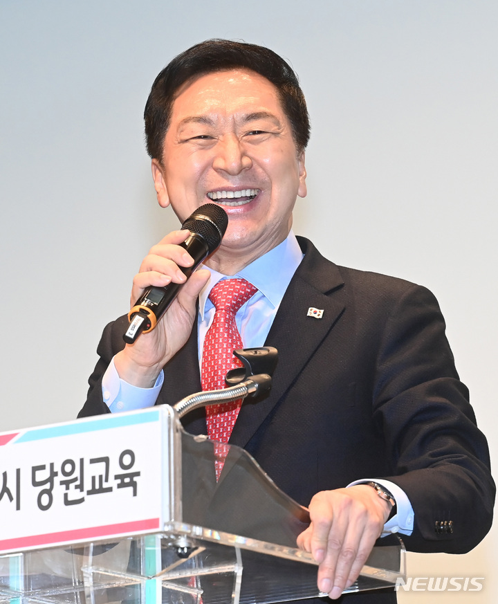 [화성=뉴시스] 김종택 기자 = 김기현 국민의힘 당대표 후보가 17일 오후 경기도 화성시 유앤아이센터에서 열린 화성 갑을병 당원교육에 참석해 발언하고 있다. 2023.02.17. jtk@newsis.com