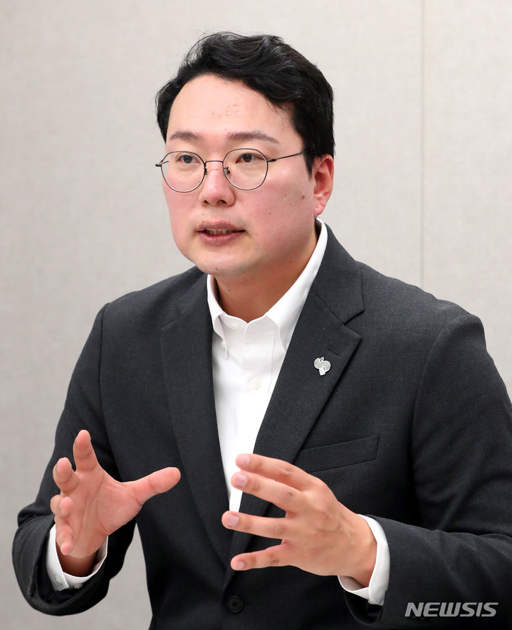 [서울=뉴시스] 추상철 기자 = 천하람 국민의힘 당 대표 후보가 지난 17일 오전 서울 영등포구 여의도 후보 사무실에서 뉴시스와 인터뷰하고 있다. 2023.02.18. scchoo@newsis.com