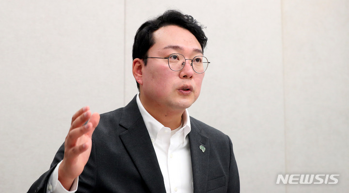 [서울=뉴시스] 추상철 기자 = 천하람 국민의힘 당 대표 후보가 지난 17일 오전 서울 영등포구 여의도 후보 사무실에서 뉴시스와 인터뷰하고 있다. 2023.02.18. scchoo@newsis.com