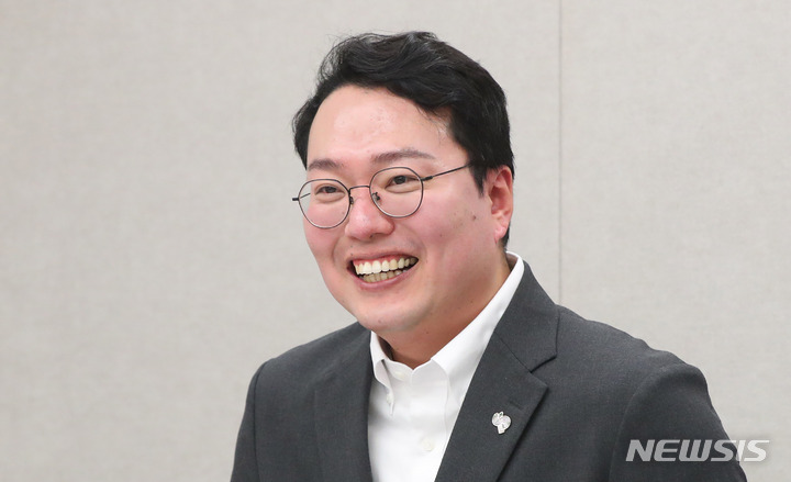 [서울=뉴시스] 추상철 기자 = 천하람 국민의힘 당 대표 후보가 지난 17일 오전 서울 영등포구 여의도 후보 사무실에서 뉴시스와 인터뷰하고 있다. 2023.02.18. scchoo@newsis.com