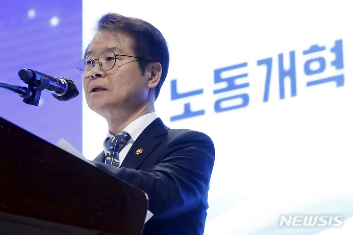 [서울=뉴시스] 최동준 기자 = 이정식 고용노동부 장관이 지난달 17일 서울 중구 웨스틴 조선호텔에서 한국경영자총협회 주최 한국최고경영자포럼에 참석해 '윤석열 정부의 노동개혁 방향'을 주제로 강연하고 있다. 2023.02.17. photocdj@newsis.com