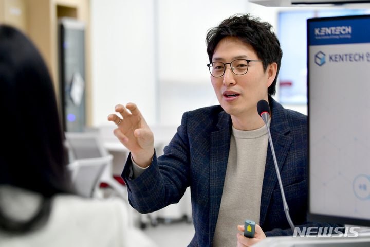 [나주=뉴시스] 이영주 기자 = 김경 한국에너지공과대학교 학부장이 15일 오후 전남 나주 한국에너지공과대학교 한 강의실에서 인터뷰하고 있다. 2023.02.17. leeyj2578@newsis.com