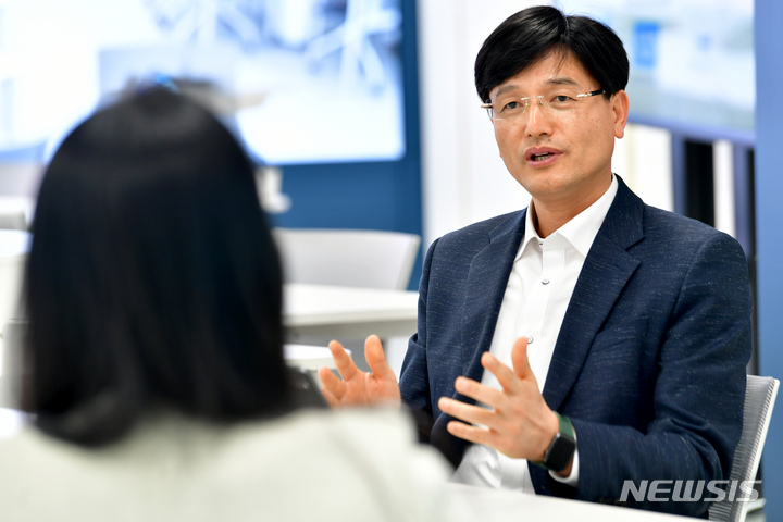 [나주=뉴시스] 이영주 기자 = 장광재 한국에너지공과대학교 입학센터장이 15일 오후 전남 나주 한국에너지공과대학교 한 강의실에서 인터뷰하고 있다. 2023.02.17. leeyj2578@newsis.com