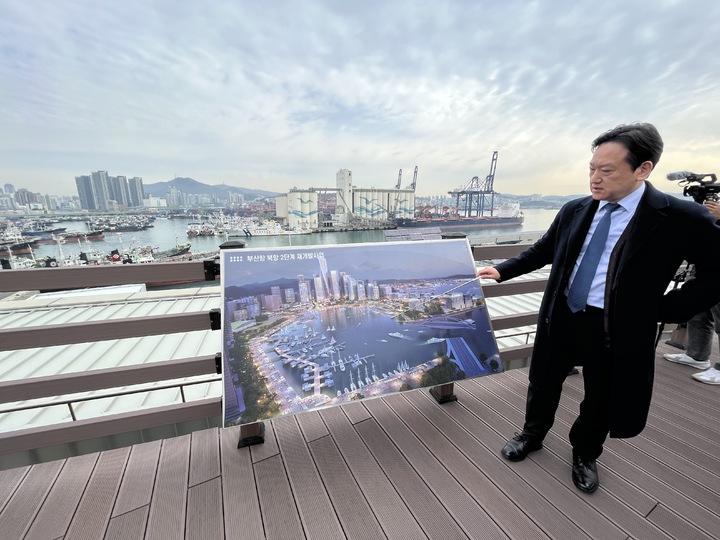 [부산=뉴시스] 조유장 2030 부산엑스포추진본부장이 17일 엑스포 부지에 대해 설명하고 있다. lovelypsyche@newsis.com