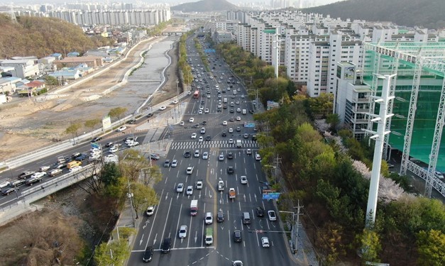 [대구=뉴시스] 대구시 북구는 호국로와 동화천로 교통환경 개선사업을 완료했다. 사진은 유니버시아드레포츠센터네거리. (사진=대구시 북구 제공) 2023.02.18. photo@newsis.com *재판매 및 DB 금지