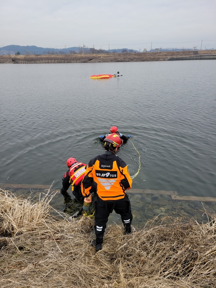 18일 오전 11시59분께 영천시 금호읍 덕성리에서 패러글라이딩을 하던 A(50대)씨가 비행중 금호강 추락에 추락했다. *재판매 및 DB 금지