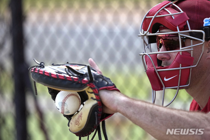 [플로리다=AP/뉴시스] 지난 17일 미국 플로리다주 클리어워터에서 열린 스프링 트레이닝 훈련에서 필라델피아 필리스 포수 J.T. 리얼무토가 훈련에 참가해 공을 받고 있다. 2023.02.22.