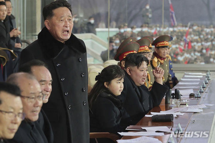 [평양=AP/뉴시스] 북한 조선중앙통신이 제공한 사진에 김정은(가운데) 북한 국무위원장이 17일 딸 주애양과 함께 장소가 알려지지 않은 곳에서 열린 광명성절 기념 체육 경기를 관람하고 있다. 2023.02.18.