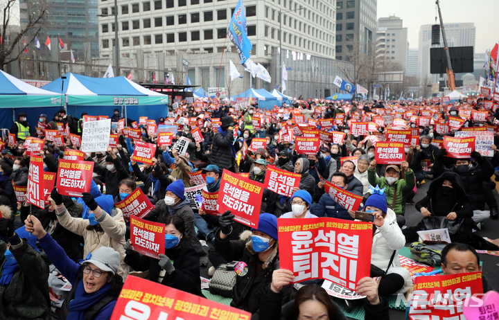 [서울=뉴시스] 김금보 기자 = 집회 참가자들이 18일 오후 서울 중구 태평로에서 열린 촛불전환행동 주최 집회에서 구호를 외치고 있다. 2023.02.18. kgb@newsis.com