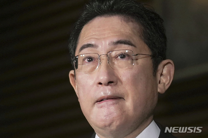 [도쿄=AP/뉴시스]기시다 후미오 일본 총리가 지난달 18일 일본 도쿄 총리 관저에서 기자들의 질문에 답하고 있다. 2023.03.21.