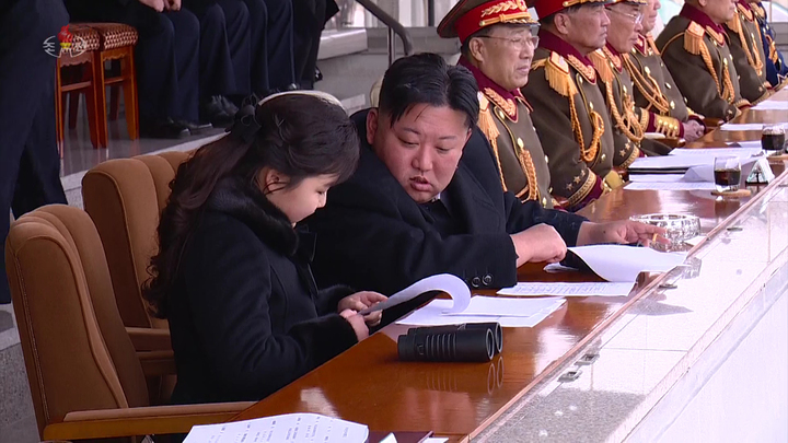 [서울=뉴시스] 김금보 기자 = 북한 조선중앙TV는 김정은 북한 국무위원장이 지난 17일 광명성절을 기념해 진행된 내각과 국방성 직원들 사이의 체육 경기를 관람했다고 18일 보도했다. 김정은 북한 국무위원장이 딸 김주애와 대화하고 있다. 2023.02.18. photo@newsis.com (사진=조선중앙TV 캡처) *재판매 및 DB 금지