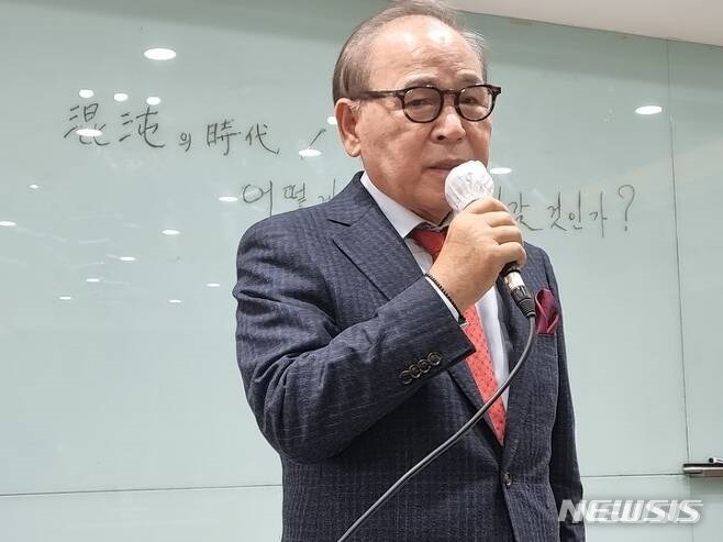  강연하는 권건일 박사