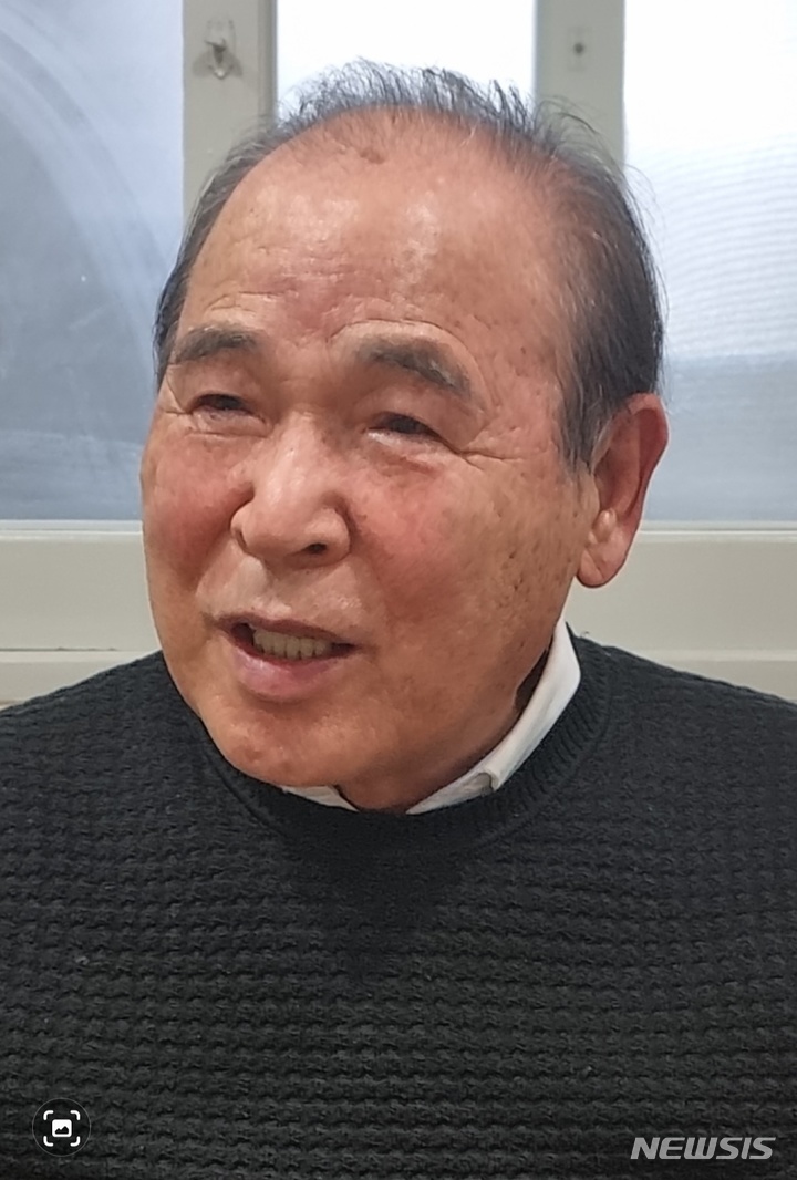 &nbsp; “인문학은 역사, 철학, 사회학, 문학, 그리고 예술, 이 모든 것에 담긴 생각의 흔적을 더듬고 이를 토대로 새로운 생각을 만들어 나가는 것"이라고 강조하는 권건일 박사. [수원=뉴시스=이준구 기자]