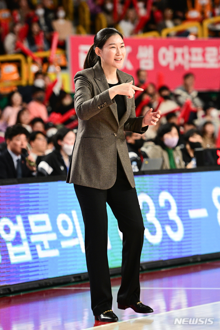[서울=뉴시스]여자프로농구 부산 BNK 박정은 감독 (사진 = WKBL 제공)