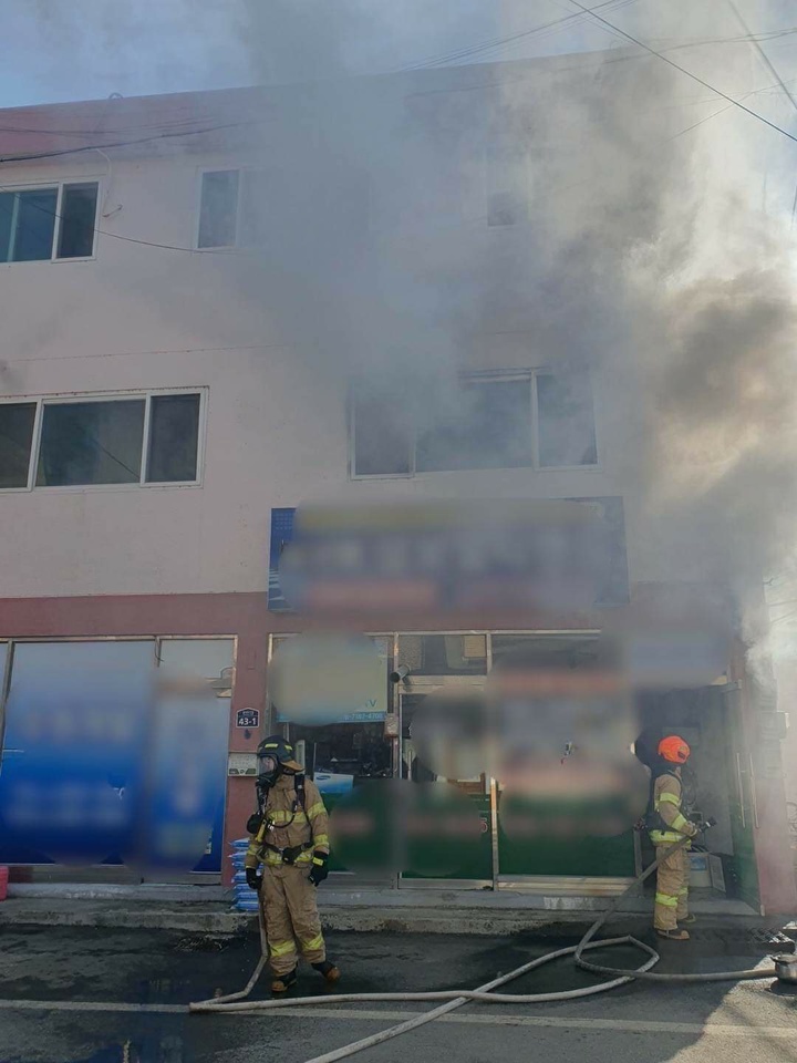 충북 괴산군 괴산읍 서부리 3층짜리 상가건물 2층에서 불이 나 괴산소방서 대원들이 진화하고 있다. 2023.2.19 *재판매 및 DB 금지