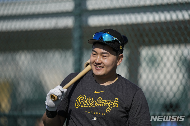 [브레이든턴=AP/뉴시스] 피츠버그 파이어리츠의 1루수 최지만이 18일(현지시간) 미 플로리다주 브레이든턴에서 열리고 있는 스프링캠프에 참석하고 있다. 2023.02.19.