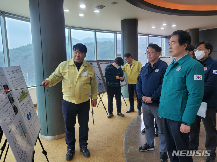 [순천=뉴시스] 김성호 행정안전부 재난안전관리 본부장과 문금주 전남도 행정부지사가 지난 18일 가뭄 현장인 순천 주암댐을 방문, 주암댐 저수율과 용수확보 대책, 전남도 가뭄대책 추진상황 등 현장 애로사항을 청취하고 있다. (사진=전남도 제공) 2023.02.18. photo@neswsis.com