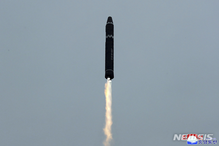 [평양=AP/뉴시스] 북한 조선중앙통신이 제공한 사진에 북한군이 18일 북한 평양국제비행장에서 화성-15형 대륙간탄도미사일(ICBM)을 시험 발사하고 있다. 2023.02.19.