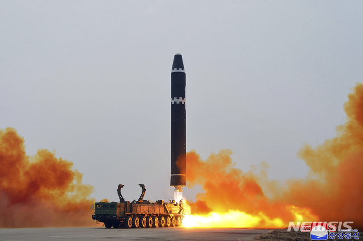 [평양=AP/뉴시스] 북한 조선중앙통신이 제공한 사진에 북한군이 18일 북한 평양국제비행장에서 화성-15형 대륙간탄도미사일(ICBM)을 시험 발사하고 있다. 2023.02.19.