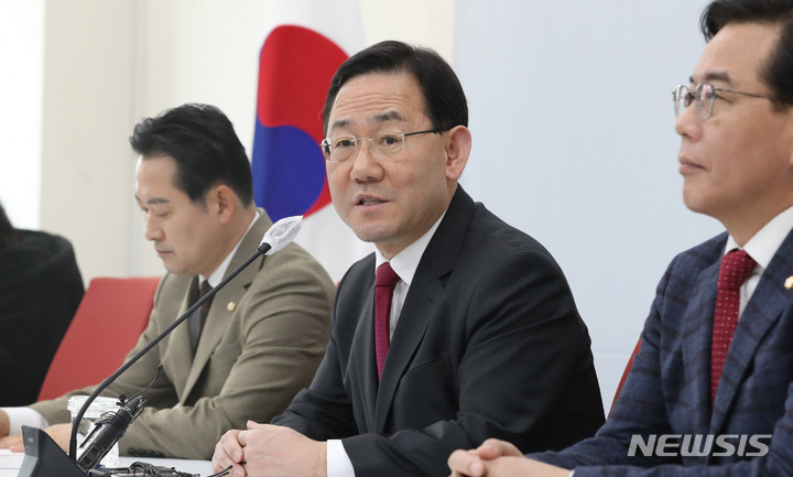 [서울=뉴시스] 전진환 기자 = 주호영 국민의힘 원내대표가 19일 오전 서울 여의도 국회에서 열린 현안 관련 기자간담회에서 기자 질문에 답하고 있다. 2023.02.19 amin2@newsis.com