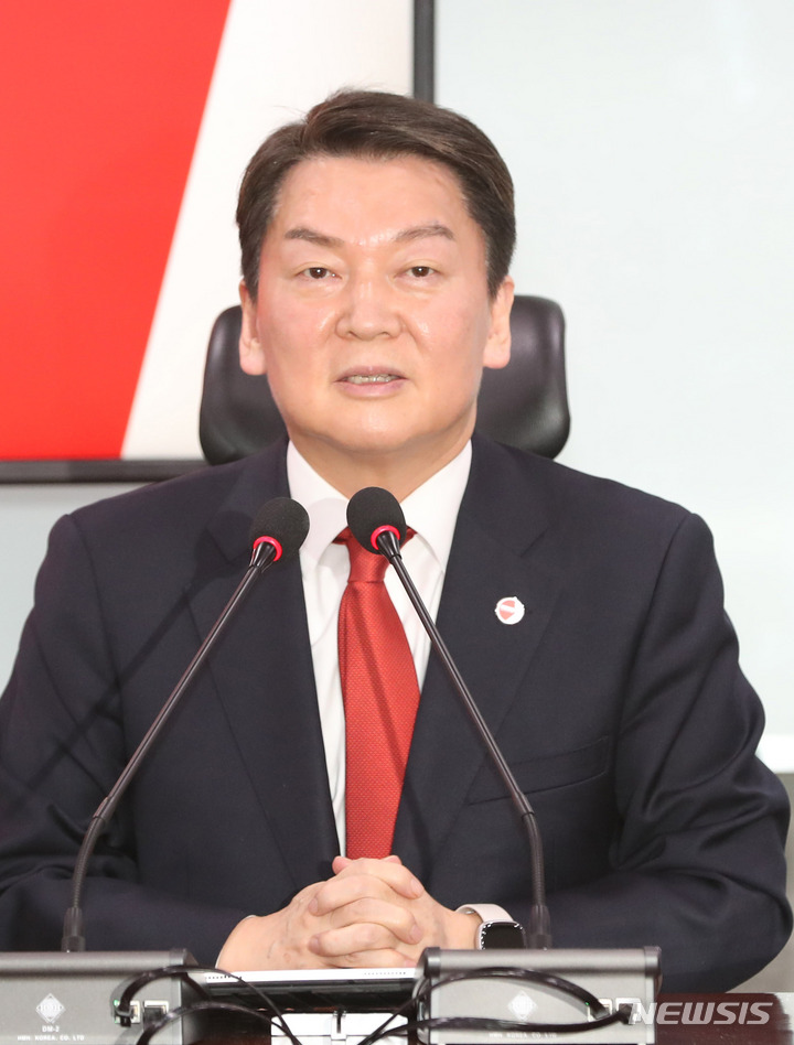 [서울=뉴시스] 전진환 기자 = 안철수 국민의힘 당 대표 후보가 19일 오전 서울 여의도 국회 의원회관에서 열린 2차 정책비전 발표회에서 '당원권 강화와 공천 시스템'과 관련해 발표하고 있다. 2023.02.19 amin2@newsis.com