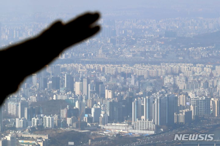 [서울=뉴시스] 조성우 기자 = 지난해 서울 아파트 실거래가 지수는 연간 22.09% 떨어졌다. 이는 2006년 관련 통계 작성 이래 최대 하락폭이다. 19일 오후 서울 송파구 롯데월드타워 서울스카이 전망대에서 아파트 단지가 내려다보이고 있다. 2023.02.19. xconfind@newsis.com