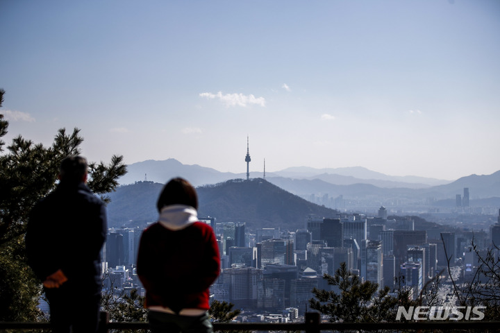 [서울=뉴시스] 정병혁 기자 = 맑은 날씨를 보인 19일 오후 서울 종로구 북악산을 찾은 등산객들이 파란 하늘을 배경으로 사진을 찍고 있다. 2023.02.19. jhope@newsis.com