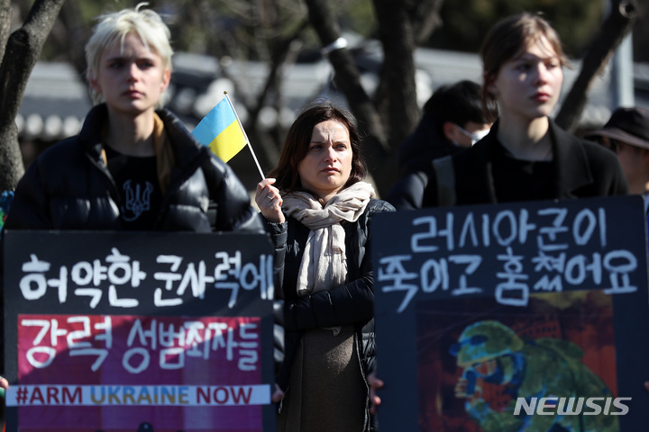 [서울=뉴시스] 백동현 기자 = 체한 우크라이나인 모임 회원들이 19일 오후 서울 중구 정동길 분수대 앞에서 기자회견을 하고 있다. 오는 24일은 러시아가 우크라이나를 침공한지 1년이 되는 날이다. 2023.02.19. livertrent@newsis.com