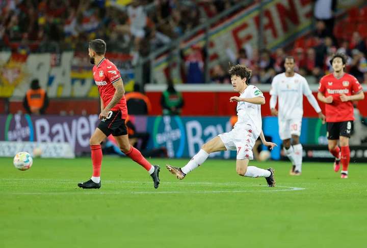 [서울=뉴시스]레버쿠젠 상대한 이재성. 2023.02.20. (사진=마인츠 누리집 갈무리) *재판매 및 DB 금지