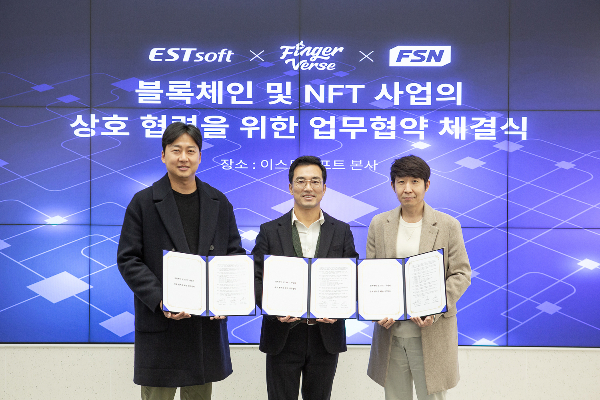 (왼쪽부터)핑거버스 최복규 대표, 이스트소프트 정상원 대표, FSN 이상석 대표가 업무협약을 체결한 후 기념 촬영을 하고 있다. /사진=이스트소프트 *재판매 및 DB 금지
