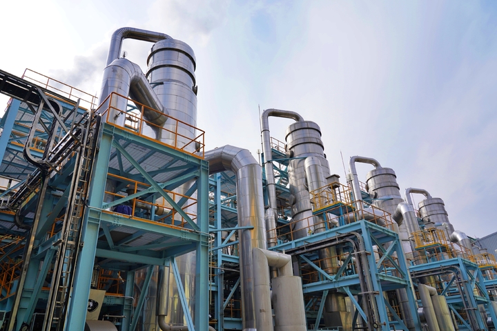 봉화군 소재 ㈜영풍 석포제련소의 '폐수 재이용 시설(무방류 시스템)' 전경. 은색 원통 모양의 증발농축기 4대 중 오른쪽 3대는 2021년 완공한 1차 도입, 왼쪽 1대는 완공을 앞둔 2차 도입 설비이다. (사진=영풍 제공) *재판매 및 DB 금지