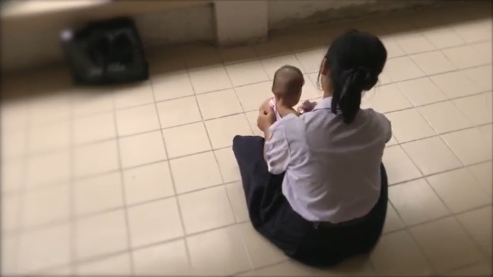 [서울=뉴시스] 태국 정부가 학생 임산부를 보호하기 위한 규정을 시행한다. 규정에 따르면 모든 교육기관은 임신한 학생을 강제 퇴학·전학 시킬 수 없으며, 대학생의 경우 일정 기간의 출산 휴가와 더불어 수업 일정을 조정해 주어야 한다 (사진출처: 유엔인구기금 유튜브 캡처) 2023.02.20. *재판매 및 DB 금지