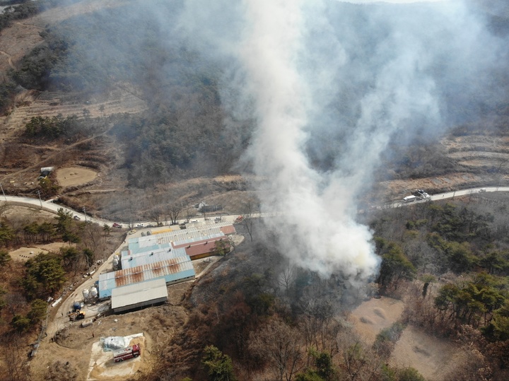 군위군 소보면 야산에서 산불이 나 연기가 솟아오르고 있다. (사진=경북소방본부 제공) *재판매 및 DB 금지