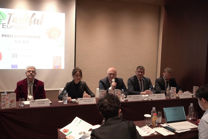 [서울=뉴시스]20일 그랜드 하얏트 서울에서 개최된 '2023 유럽의 맛 - 전통과 품질' 캠페인 기자간담회에서 레흐 코와코프스키 폴란드 농림부 차관이 발언하고 있다. (사진제공: 폴란드상무회의소 제공) 2023.02.20. 