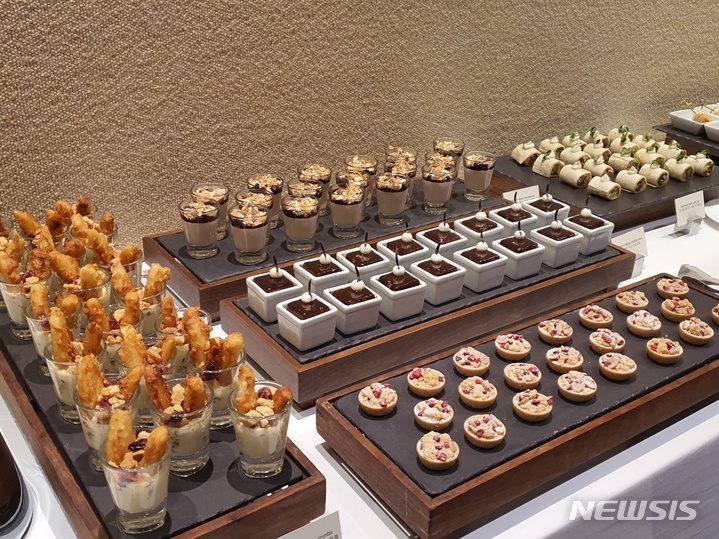 [서울=뉴시스] 김혜경 기자= 폴란드 전문 셰프들이 20일 그랜드 하얏트 서울에서 개최된 '2023 유럽의 맛 - 전통과 품질' 캠페인 기자간담회에서 선보인 폴란드 음식. 2023.02.20.