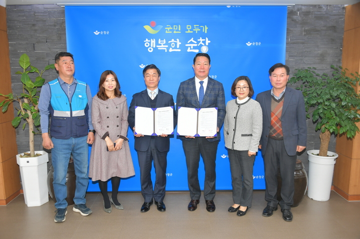 송정환 순창우체국장(왼쪽)과 최영일 순창군수 *재판매 및 DB 금지