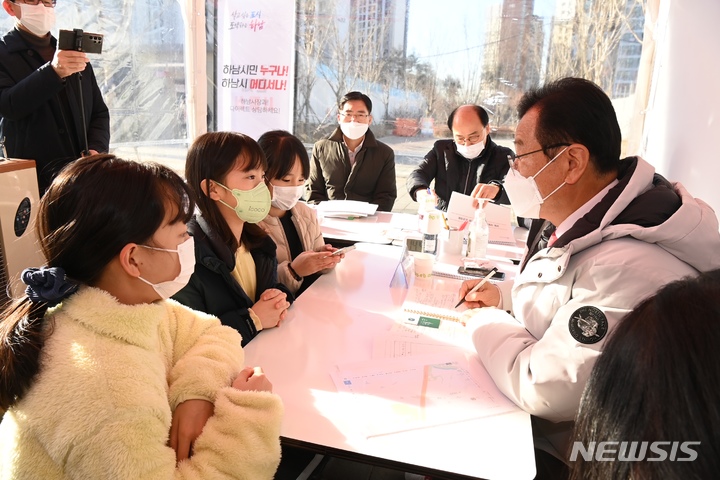 지난해 12월 경기 하남시 감일동 보호수공원에 설치한 ‘이동시장실’에서 이현재 하남시장이 초등학생 아이들과 소통하고 있다. (사진= 하남시 제공)