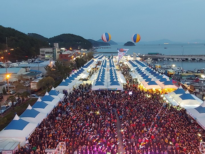 [창원=뉴시스] 강경국 기자 = 경남 창원특례시 마산합포구 진동면에서 개최된 창원진동미더덕축제 행사 장면. (사진=창원시청 제공). 2023.02.20. photo@newsis.com *재판매 및 DB 금지