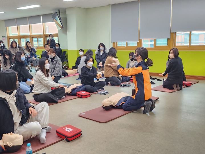 [울산=뉴시스] 유재형 기자 = 울산 울주소방서(서장 정호영)는 20일 울산광역시교육청 특수교육지원센터를 대상으로 심폐소생술 교육을 했다고 밝혔다. 2023.02.20. (사진= 울주소방서 제공)photo@newsis.com *재판매 및 DB 금지