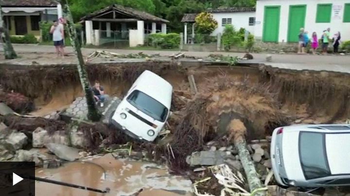 [서울=뉴시스]브라질 북부 상파울루주에서 폭우로 홍수와 산사태가 발생, 36명이 사망했으며 사망자 수가 늘어날 수 있다고 관리들이 19일(현지시간) 밝혔다. <사진 출처 : BBC 동영상 캡처> 2023.2.20