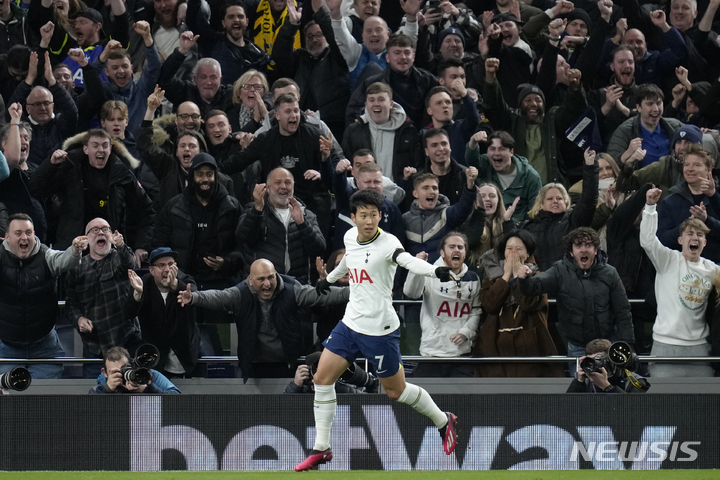 [런던=AP/뉴시스] 토트넘 홋스퍼의 손흥민이 19일(현지시간) 영국 런던의 토트넘 홋스퍼 스타디움에서 열린 2022~23시즌 잉글랜드 프리미어리그(EPL) 24라운드 웨스트햄 유나이티드와의 경기 후반 27분 해리 케인의 도움으로 팀의 두 번째 골(리그 5호)을 넣고 기뻐하고 있다. 손흥민은 후반 교체 출전해 4분 만에 득점포를 가동했으며 토트넘은 2-0으로 승리하며 4위를 탈환했다. 2023.02.20.