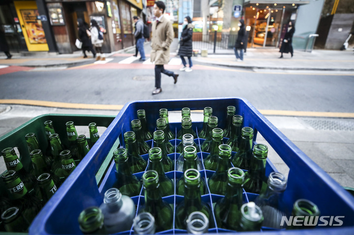 [서울=뉴시스] 정병혁 기자 = 20일 오전 서울시내 한 음식점 앞에 빈병이 쌓여있다. 소주는 지난해 주정값과 병뚜껑 가격이 오른 데 이어 올해는 빈병 가격이 조정됐다. 맥주는 4월부터 세금이 오르고, 원부자잿값과 물류비 상승으로 인해 출고가 인상을 피할 수 없을 것으로 보인다. 2023.02.20. jhope@newsis.com