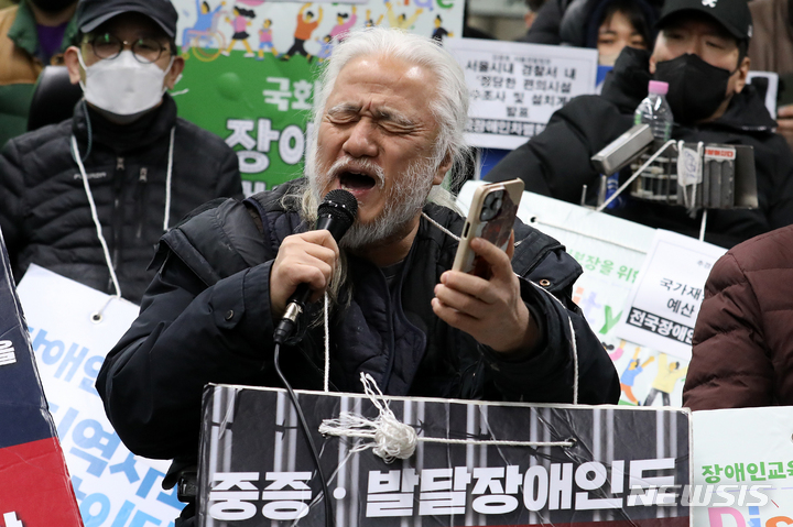 [서울=뉴시스] 조성우 기자 = 박경석 전국장애인차별철폐연대(전장연) 공동상임대표가 지난달 20일 오전 서울 종로구 지하철 4호선 혜화역 승강장에서 열린 서울경찰청의 출석 요구에 대한 입장발표 기자회견에서 구호를 외치고 있다. 2023.02.20. xconfind@newsis.com