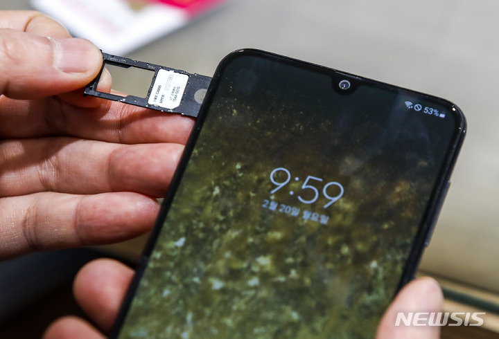 [서울=뉴시스] 정병혁 기자 = 20일 오전 서울시내 LG유플러스 대리점에서 유심칩 교체을 하고 있다. LG유플러스는 오늘부터 개인 정보가 유출된 고객을 대상으로 ‘유심(USIM) 무료 교체’를 시작한다. 해당 고객들은 가까운 LG유플러스 매장에서 신분증만 제시하면 모바일 유심을 무상으로 교체할 수 있다. 이번에 유출 안내를 받은 고객들은 20일부터 즉시 지원을 받을 수 있으며, 개인정보 유출에 해당되지 않는 고객도 오는 3월 1일부터 홈페이지 접수를 통해 매장에서 유심 교체가 가능하다. 2023.02.20. jhope@newsis.com