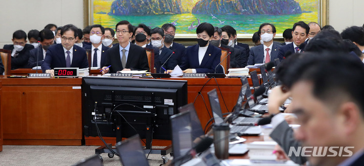 [서울=뉴시스] 추상철 기자 = 한기정(왼쪽부터) 공정거래위원장과 방문규 국무조정실장, 전현희 국민권익위원장, 박민식 국가보훈처장 등이 20일 오전 서울 여의도 국회에서 열린 정무위원회 전체회의에 출석해 있다. 2023.02.20. scchoo@newsis.com